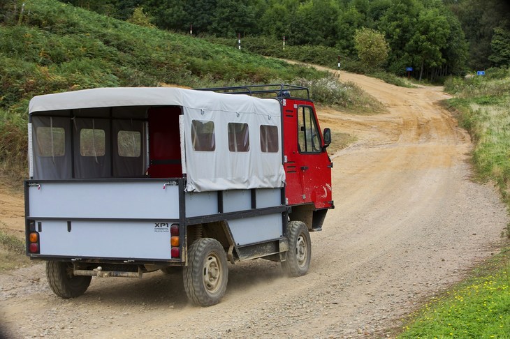 「グローバルビークル・トラストOX」は高い信頼性と整備性、走破性を備え、低価格で販売される、人も物もたくさん積める万能車だ。これもまたセンターステアリングだ。生産に向けて準備中とのこと。（写真＝グローバルビークル・トラスト）