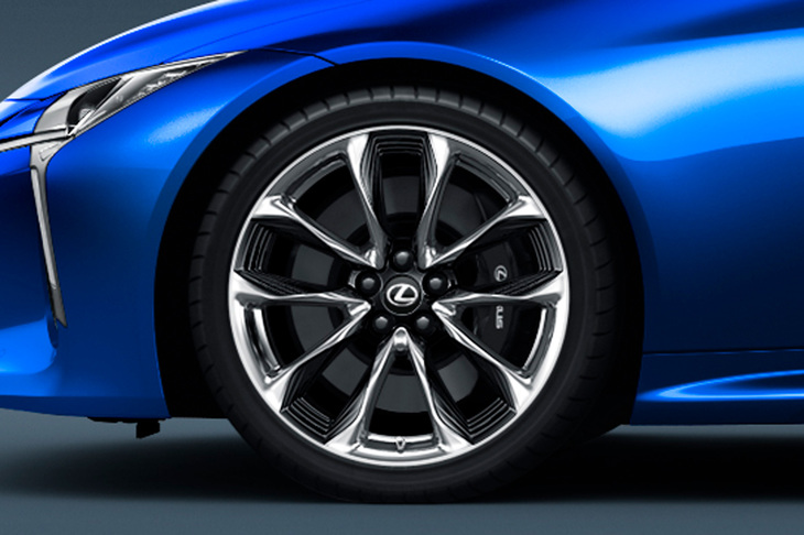 ポリッシュ仕上げ＋ブラック塗装の21インチホイールを装備。