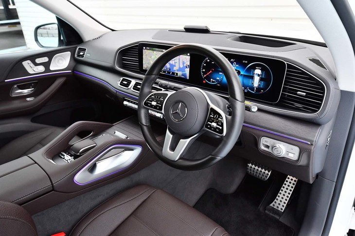 エスプレッソブラウンとマグマグレーでコーディネートされた試乗車のインテリア。ほか4色のインテリアカラーが用意される。