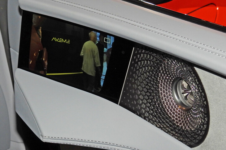 ロータス・エメヤ（デジタルアウターミラーのモニター）