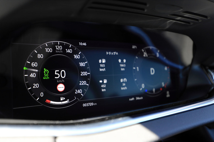 デジタル時代のインテリアを演出する、フルデジタルのメーターパネルや2枚のタッチスクリーンからなるインターフェイスは、「SE」以上のグレードに標準装備、その他のグレードにはオプションで用意される。