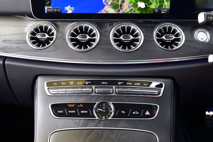 インパネの送風口は、セダンとは異なりタービンエンジンをイメージしたデザインが採用されている。