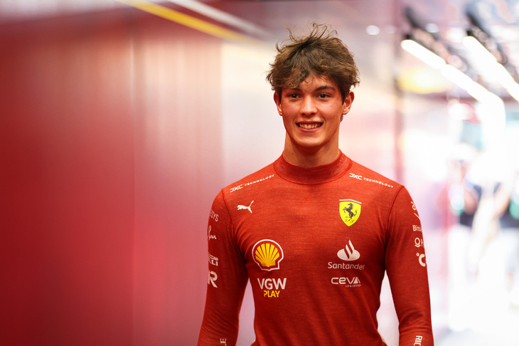 第2戦サウジアラビアGP、フェラーリのカルロス・サインツJr.が初日を走った後に虫垂炎で欠場。急きょ代役を務めた18歳のイギリス人オリバー・ベアマン（写真）が、デビュー戦にもかかわらず落ち着いたレース運びで7位入賞を遂げた。2021年にフェラーリ・ドライバー・アカデミーのメンバーに選ばれ、今季はフェラーリとハースのリザーブドライバーも務めていたベアマン。2025年はハースからフルタイムでの参戦となる。（Photo=Ferrari）