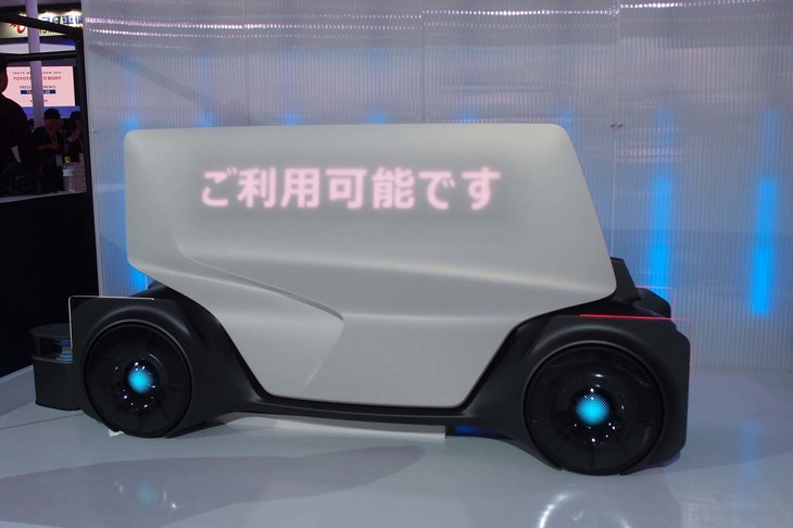 会場に展示されたコンセプトカー「e-Chargeair」。自動運転で走行し、電池残量の少ないEVの給電を行う。クルマだけでなく、街にも電力を供給できるという。
