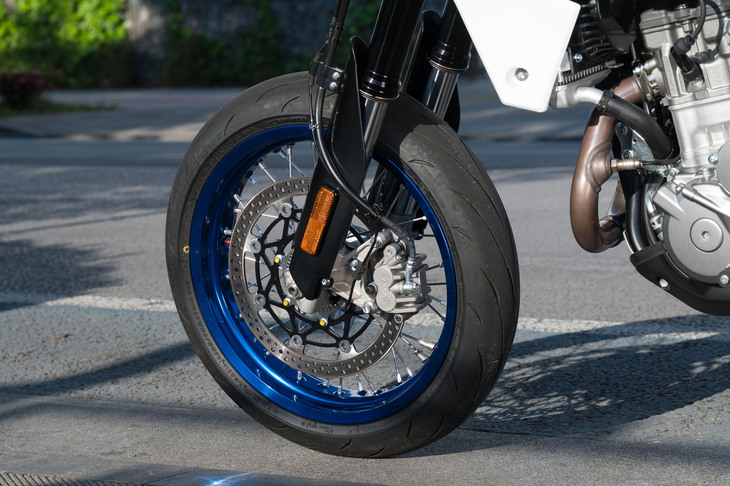 タイヤサイズは前が120/70R17、後ろが140/70R17。チューブタイプのタイヤが装着される。