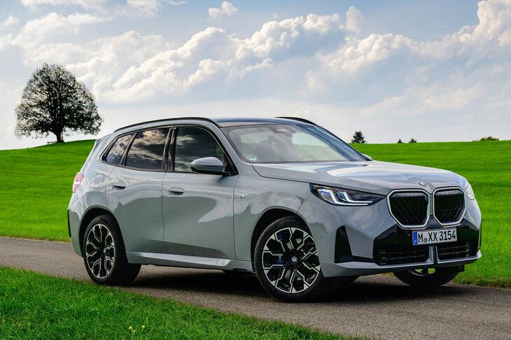 2024年に登場したばかりの現行型「X3」。シンプルで塊感のある意匠は既存のBMWにはないものだったが、いっぽうで「ノイエクラッセ」とも異なるイメージでもある。