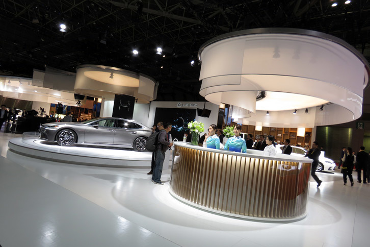 第45回東京モーターショーでのレクサスブースの様子。