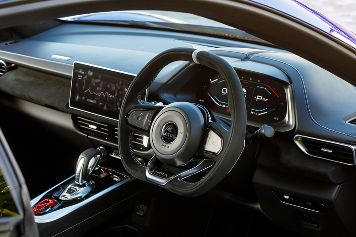 インテリアは前世代の「エリーゼ」や「エヴォーラ」とは一線を画す近代的な仕立て。オプションながらKEFの10チャンネルオーディオ（総出力560W）も装着されている。