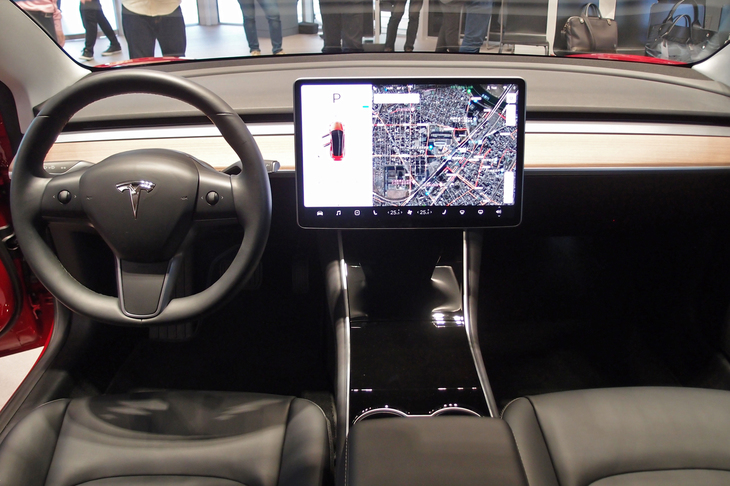 インストゥルメントパネルの中央には、15インチのタッチパネルがレイアウトされる。