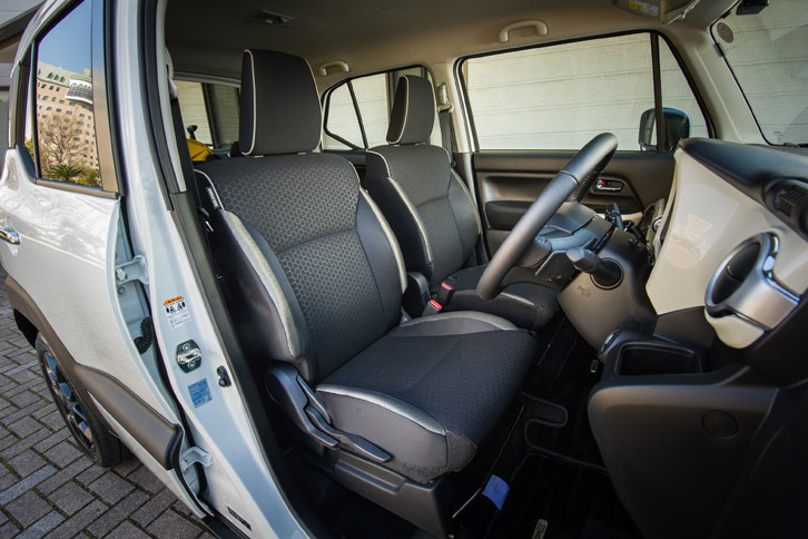 シートには、ボディーカラーに応じてイエロー、アイボリー（写真）、オレンジのパイピングが施される。