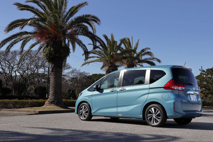 
	サイドのキャラクターラインが特徴的な「フリード」。ミニバンながら“ドライバーズカーらしいたたずまい”も追求したという。
	