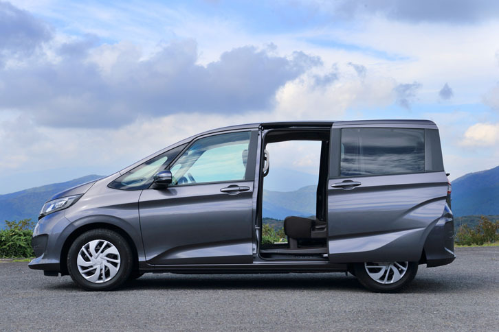 スライドドアの開口幅は665mm。先代比で20mmh広がった。