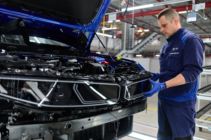 アッセンブリー工程でヘッドランプとキドニーグリルのユニットを装着中。かつてはエンジンの製造拠点だったエリアだ。