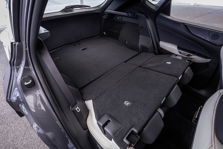 NX450h＋“バージョンL”（リアシート）