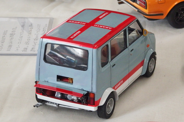 アオシマ製1/20「ホンダ・ライフ ステップバン」をベースにしたアバルト仕様？ リアエンドからエンジンがのぞいており、フロントグリルも取り除かれていた。