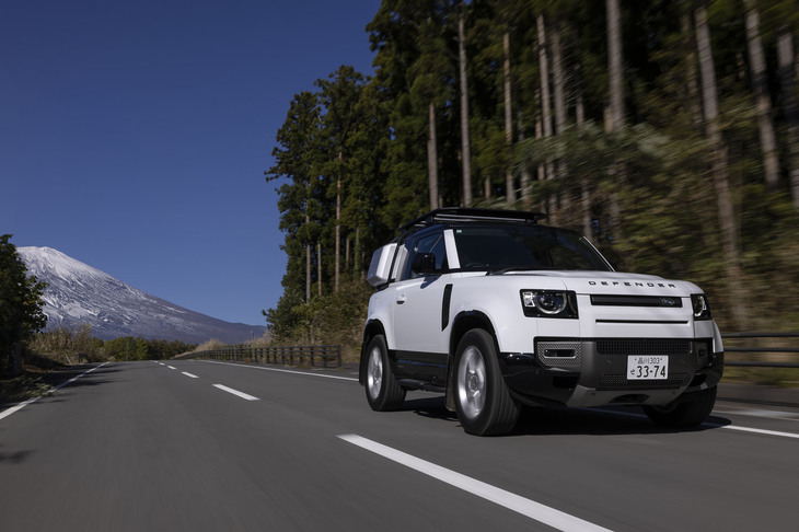 富士山を背景に。エアサスペンションはボディーのロールを抑えるアダプティブダイナミクスとのセットでオプション設定されている。