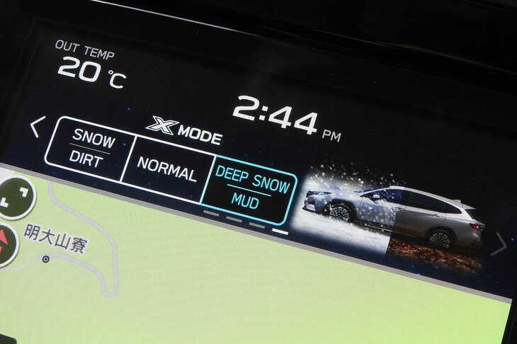 ようやく採用された「X-MODE」。操作はセンターディスプレイ上部のウィンドウで行うのだが、場合によってはスワイプして画面を呼び出す必要があったりして、ちょっと操作がわずらわしい印象。関係者いわく「不満の声は届いていない」というので、記者が神経質なだけだと思うが……。（写真：webCG）