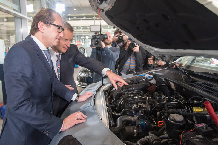 欧州メーカーによる電動パワートレイン推進の契機となったのは、2015年9月に発覚したフォルクスワーゲンのディーゼル不正問題だった。写真は不正があった「EA189」型エンジンへの対策について、現場を見学するドイツ運輸省のアレクサンダー・ドブリント大臣（手前）と、ヘルベルト・ディース氏。