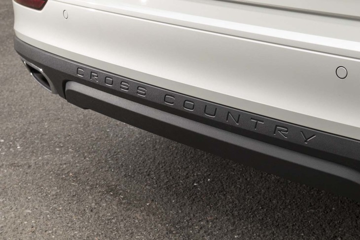 リアバンパーには「CROSS COUNTRY」のロゴが刻まれている。