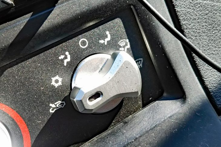 「名港トリトン」を走っていたら、化学コンビナート特有の刺激臭がしたので慌ててエアコンを内気循環へ。ちなみに、わが「バイパー」のエアコンはもちろん、温度、風量を手動調整するマニュアル式である。