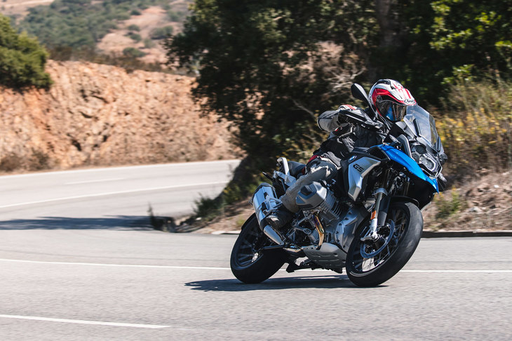 ポルトガル南端の観光地、アルガルヴェの山岳路を行く「R1250GS」。