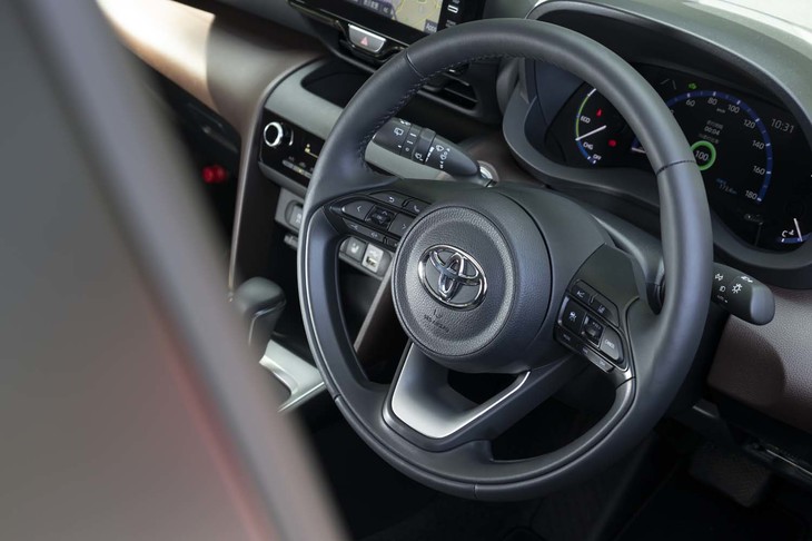 ステアリングホイールのスポーク部には、運転支援システムやインフォテインメントシステムのスイッチが並ぶ。試乗車にはオプションのステアリングヒーターが装着されていた。