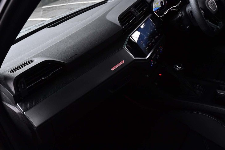 インテリアは好みの分かれるところか。シックである一方、やや事務的であるともいえる。