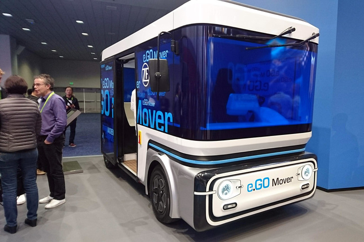 ドイツのZFが展示した移動サービス向け車両「e.GO Mover」。2019年末から生産を開始する。