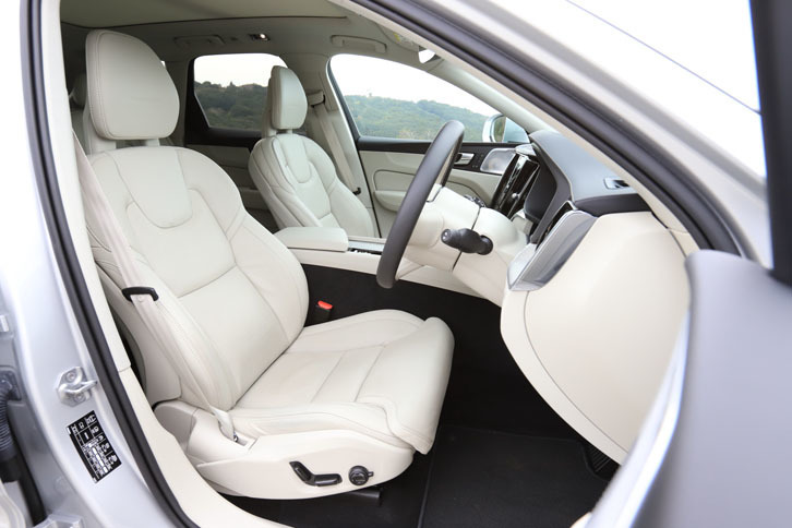 ナッパレザーで仕立てられた、「XC60 T5 AWDインスクリプション」の前席。シートヒーターやベンチレーション機能、マッサージ機能も備わる。