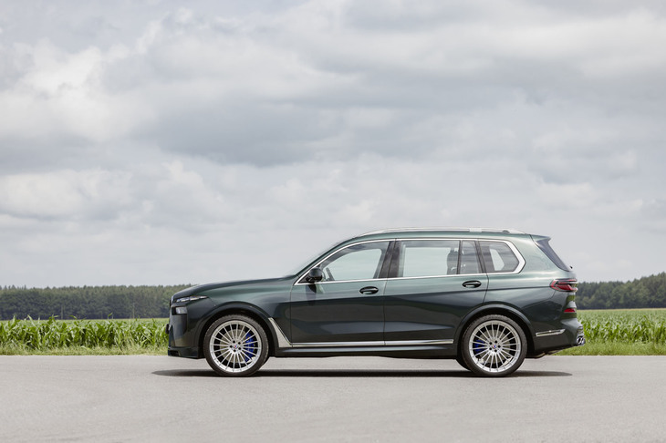 アルミニウムサテン仕上げの23インチ「アルピナ・クラシック鍛造ホイール」や新デザインのリアディフューザーが目を引く。