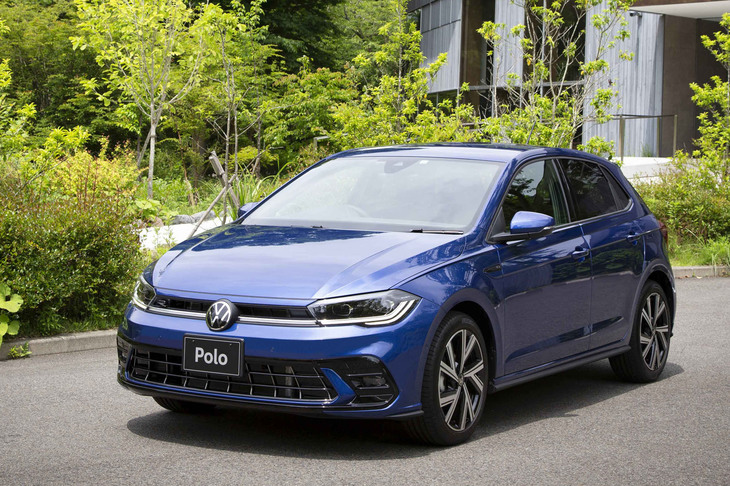 東方は「フォルクスワーゲン・ポロ」の最上級グレード「TSI Rライン」。価格は329万9000円。