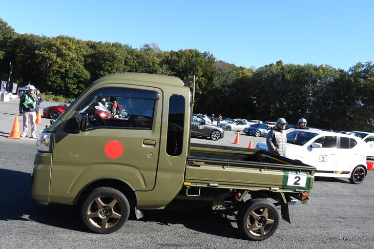 まさかの「ダイハツ・ハイゼット ジャンボ」も！ 軽トラックにハイグリップタイヤの組み合わせが、えたいの知れぬスゴみを漂わせていた。