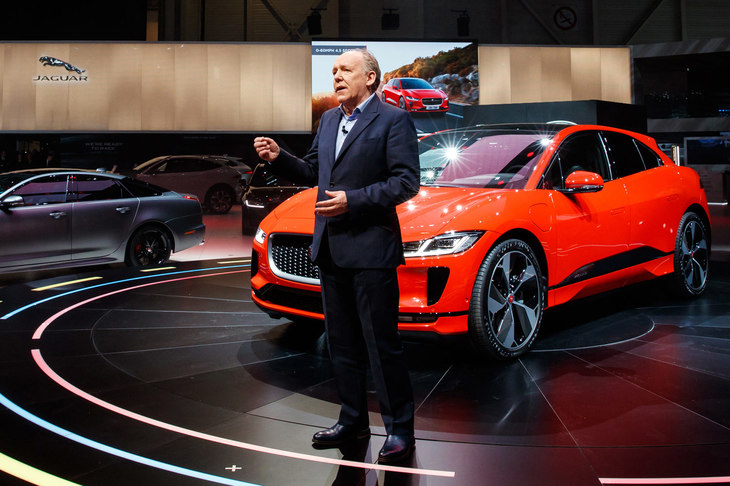 2018年のジュネーブモーターショーにおいて、SUVタイプの電気自動車「Iペース」のプレゼンテーションを行うイアン・カラム氏。