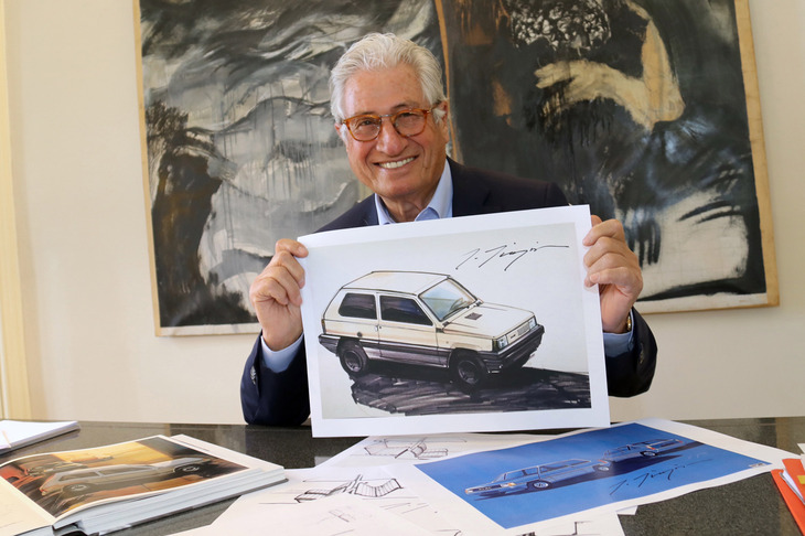 仕事部屋の一角にある会議用スペースで、ジウジアーロ氏。2017年筆者撮影。