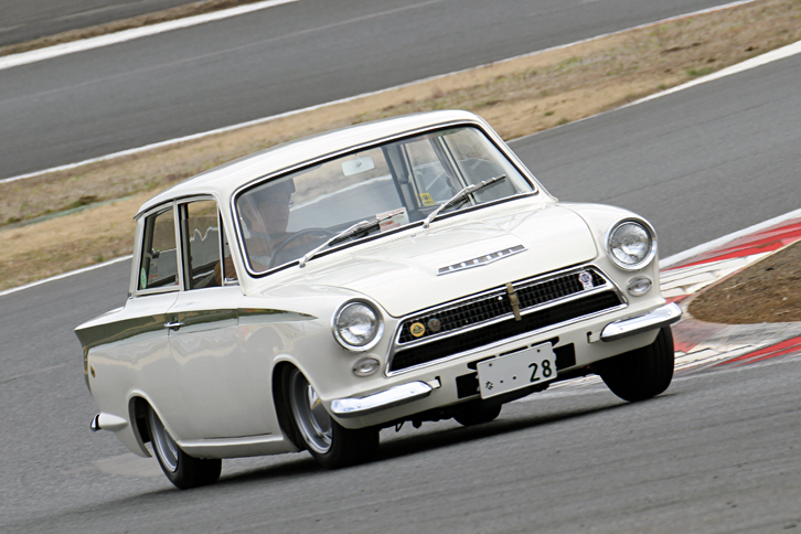 タイプ28のコードナンバーを持つ1964年「コーティナ・ロータスMk1 Sr1」。平凡なファミリーサルーンだった「フォード・コーティナ」のボディーを軽量化し、ロータス設計のサスペンションを備え、「エラン」と同じ1.6リッターのロータスツインカムを積んだスポーツサルーン。