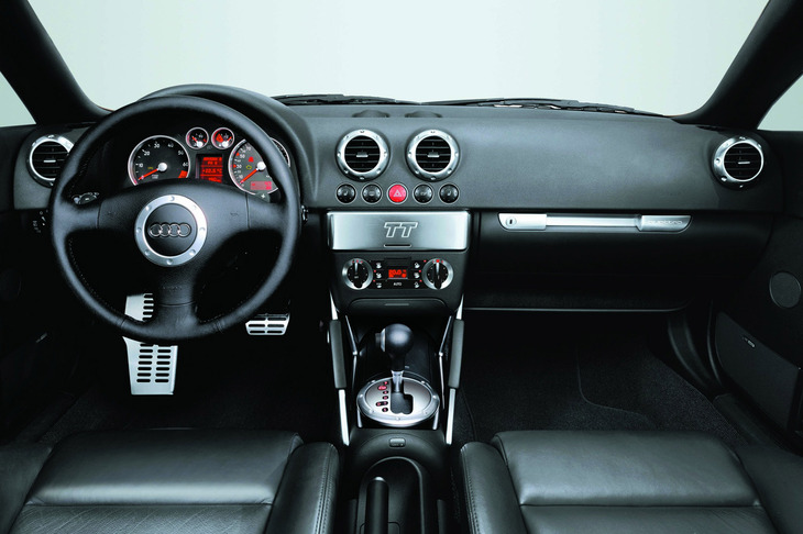 「TTクーペ3.2クワトロ」のインストゥルメントパネルまわり。
