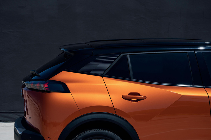 ボディーカラーは全6色。「オニキスブラック」以外の5色は4万9500円～7万1500円の有償色となる。