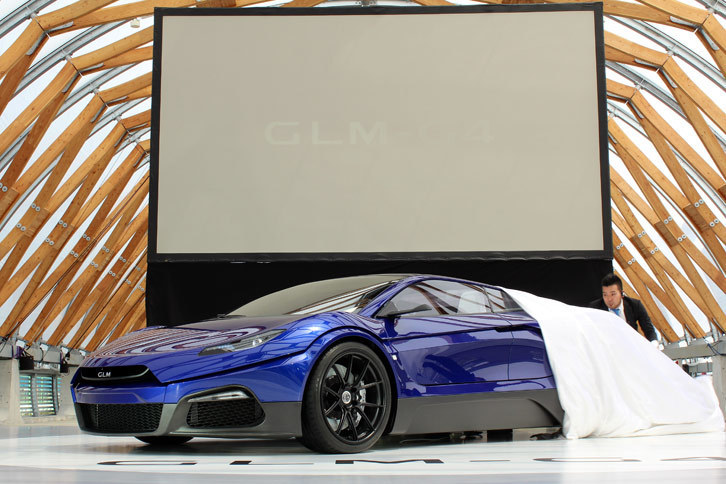 アンベールされる「GLM G4」。（写真＝内田俊一）