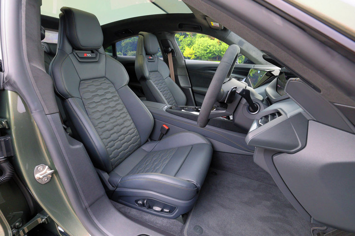 今回の改良では、フロントシートに備わるヘッドレスト下の開口部の形状を変更し、照明付きロゴを備えた一体型インレイを採用。試乗車には「RS performanceデザインパッケージ」に含まれる「スポーツシートプロ」が装備されていた。