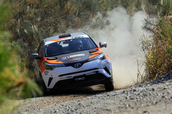 ドライブトレインは完全につくり変えられており、駆動システムにはクスコ自製の、前後駆動力配分5：5の“直結四駆”を採用している。