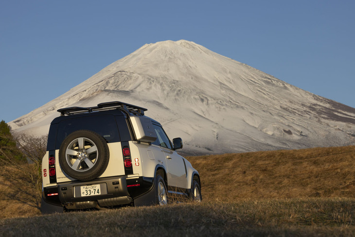 2024年モデルの「ディフェンダー」では、ショートボディーの「90」でも直6ディーゼルモデルが選べるようになった。その中間グレード「X-DYNAMIC HSE D300」に試乗した。