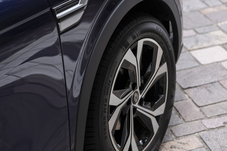 「アルカナ テクノ」には、疾走感を印象づける5本スポークデザインの18インチアロイホイールが標準で装備される。切削加工されたシルバーとブラックのバランスが、シックで大人のテイストを表現。装着されるタイヤは、前後ともに215/55R18サイズとなる。