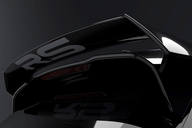 ルーフスポイラーを後方に移動させ、さらに大型のリアウイングを組み合わせている。