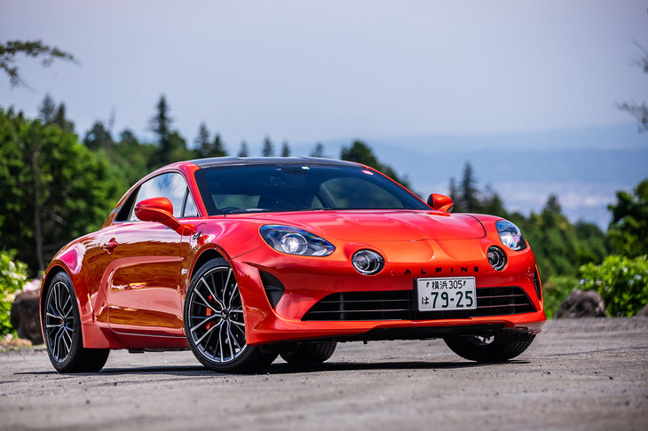 今回「A110 R」と比較するために試乗した「A110 S」。「シャシースポール」と呼ばれるハードなセッティングのシャシーと、A110 Rと同じ最高出力300PSの1.8リッター直4ターボを組み合わせる。