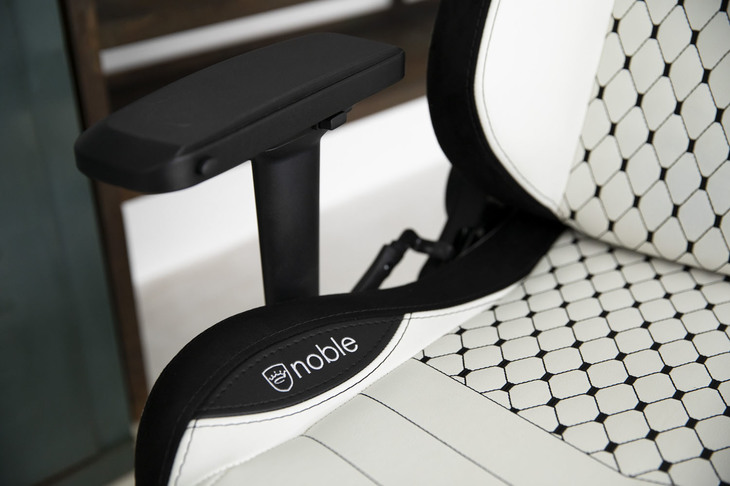 「EPIC Premium White（エピック プレミアムホワイト）」の右側サイドサポート部分に「noblechairs」のロゴが入る。