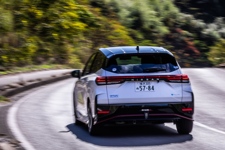 今回試乗した車両の外装色は、7万1500円のオプションとなる「ピュアホワイトパール（3P）／スーパーブラック2トーン」。これを含め「ノート オーラNISMO」のボディーカラーは、4タイプの2トーンを含む全5種類から選択できる。