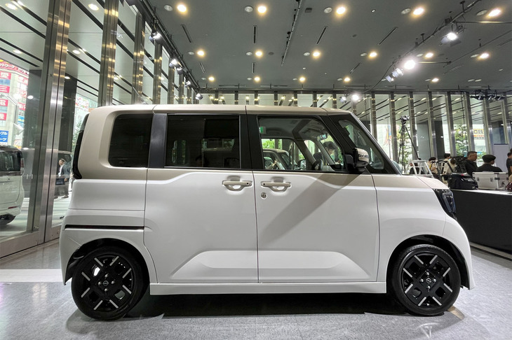 日産ルークス ハイウェイスター（サイドビュー）