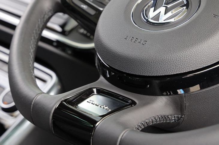 ステアリングホイールリムのカラーがブラックになる「Rライン」。ダッシュボードパネルも同様のブラックカラーでコーディネートされ、インテリアはスポーティーな印象にまとめられている。