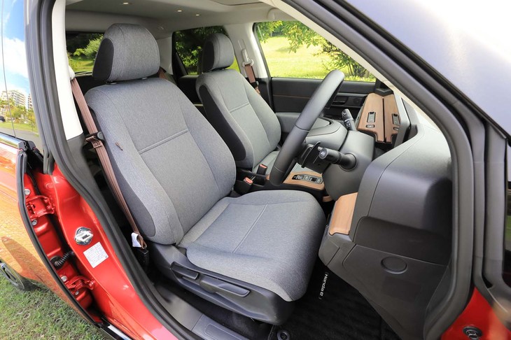 色合いは柔らかなフロントシートだが、中身はしっかりとしており、コーナリング時でもしっかりと体を支えてくれる。前席にはシートヒーターが備わる。