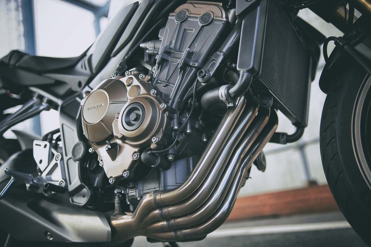 フレームに囲まれないエンジンと整然と並ぶエキゾーストパイプが、1970年代の名車「ホンダCB400FOUR」（通称ヨンフォア）を思わせる。